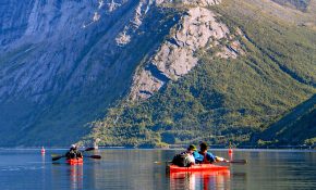 Kayak trekking voyage Norvège randonnée itinérance rando et camping aventure extraordinaire Lofoten Kayak trekking trip in Norway: hiking, backpacking, and camping—an extraordinary adventure in Lofoten
