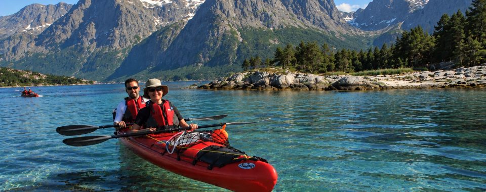 Kayak double dans le fjord du Nord de la Norvège